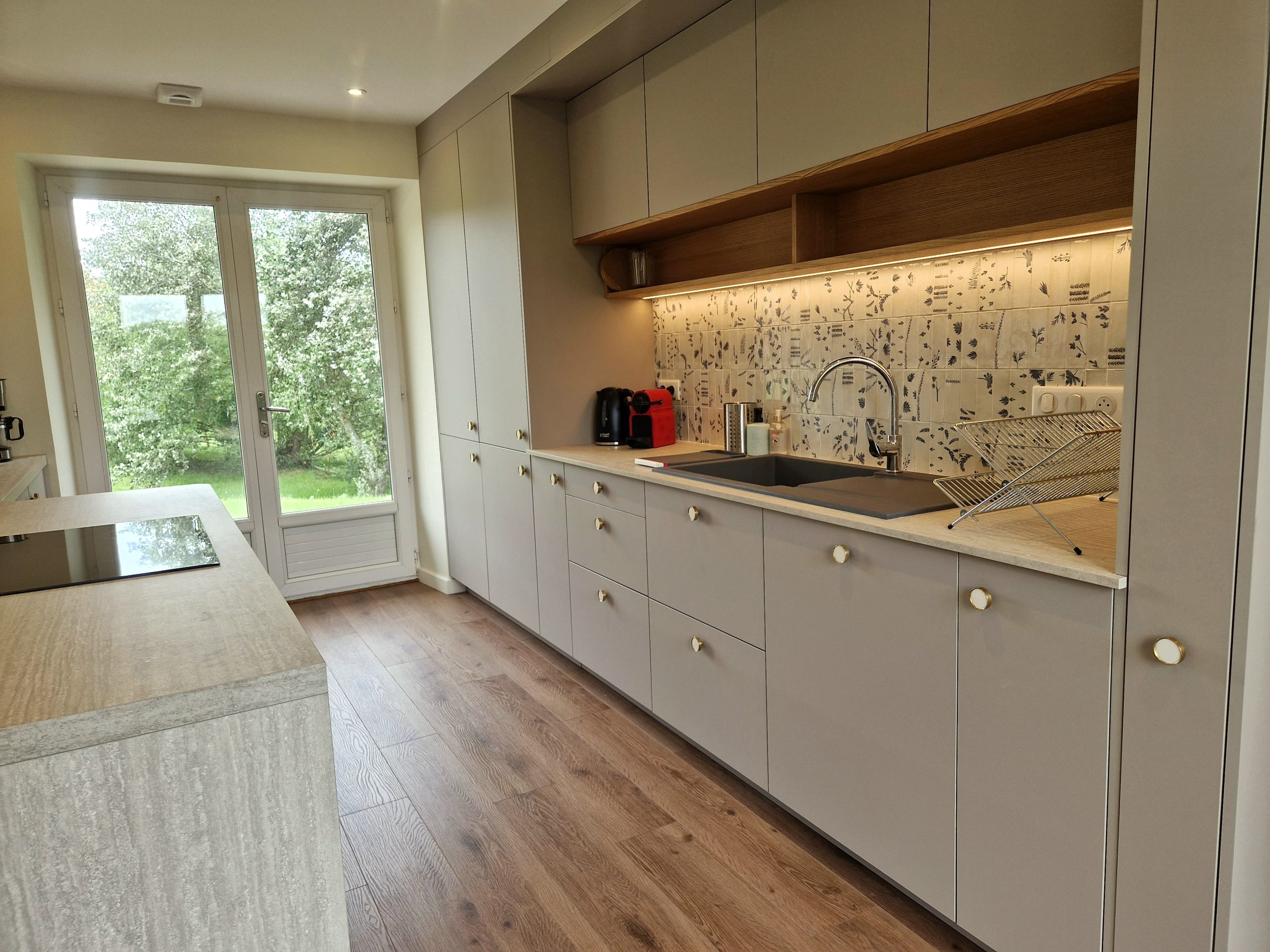 Cuisine sur mesure moderne avec îlot central réalisée dans le Pas-de-Calais